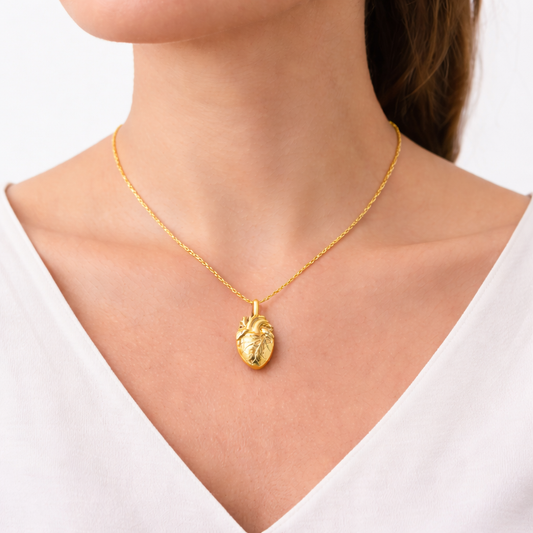 Collar Latidos — Corazón Anatómico en Oro