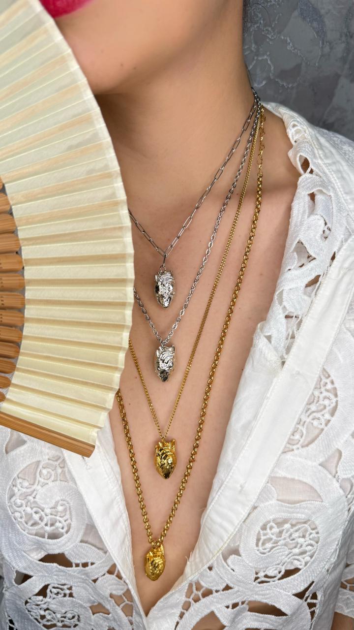Collar Latidos — Corazón Anatómico en Oro con cadena